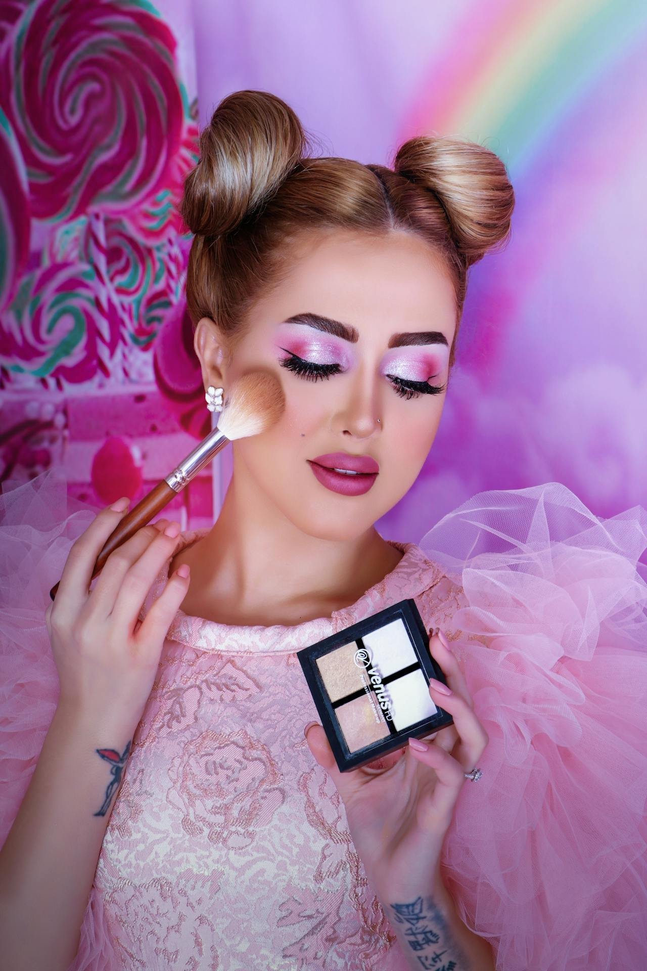 Eyes That Wow: Creating Mesmerizing Looks with Eyeshadow Palettes