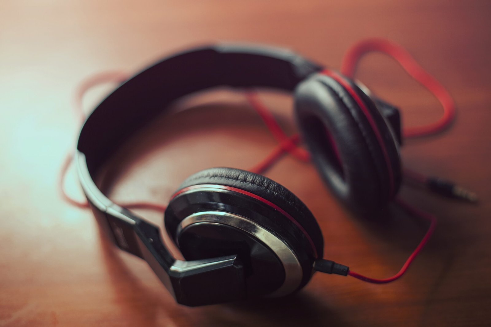 3 Reasons Your Wired Headphones Is Broken (And How to Fix It)